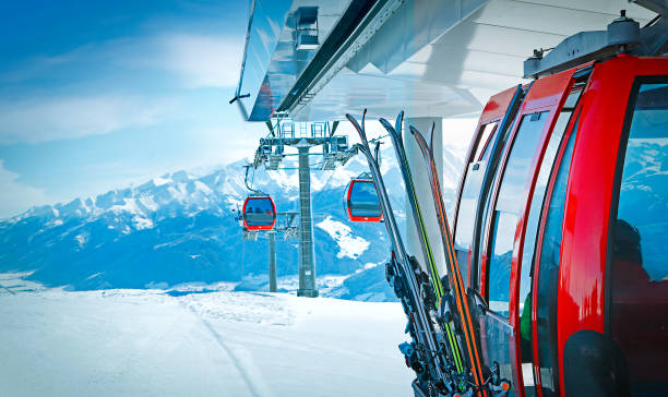 elevador de esqui nas montanhas de kitzbüheler alpen - ski resort winter ski slope ski lift - fotografias e filmes do acervo