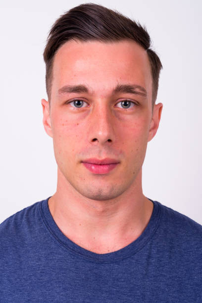 retrato de hombre joven sobre fondo blanco - foto tamaño pasaporte fotografías e imágenes de stock