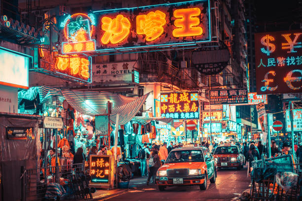 bunte leuchtreklamen von kowloon, hongkong, china - straßenmarkt stock-fotos und bilder