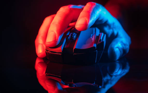 человеческая рука над й высокотехнологичные компьютерные игры мыши - dpi стоковые фото и изображения