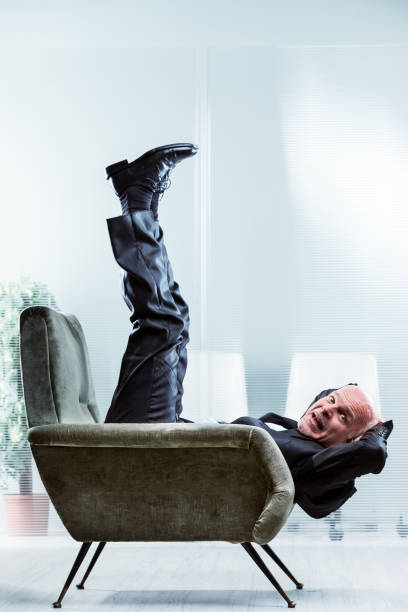 フィットのビジネスマンが彼の椅子での作業 - senior manager ストックフォトと画像