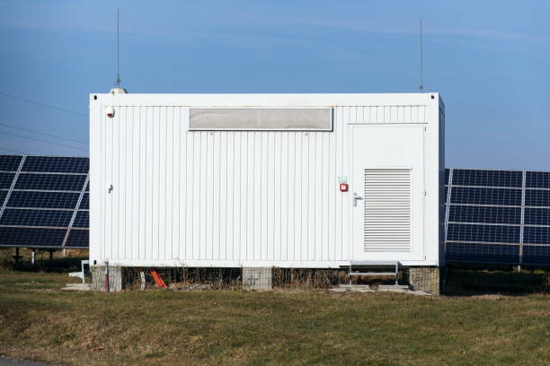 punto di distribuzione presso centrale fotovoltaica a pannelli solari, innovazione energetica - switchgear electricity substation electricity power line foto e immagini stock