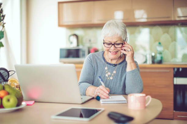 mujer senior en casa - finance reading and writing learning business fotografías e imágenes de stock