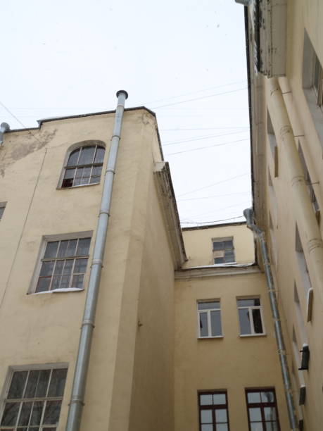 istock tops of buildings at an acute angle 916571942