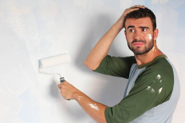 estressado macho pintar sua casa - house painter painting paint men - fotografias e filmes do acervo