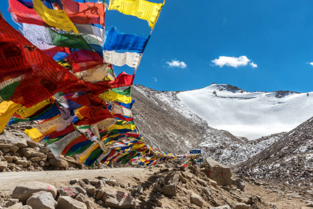flagi modlitewne na przełęczy khardungla, najwyższej przełęczy zmotoryzowa na świecie, ladakh, dżammu i kaszmir, indie - flag china chinese flag majestic zdjęcia i obrazy z banku zdjęć