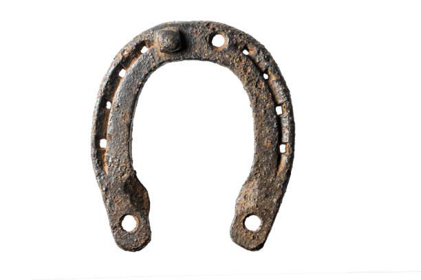 白い背景で隔離の古い錆びた蹄鉄 - horseshoe good luck charm cut out luck ストックフォトと画像