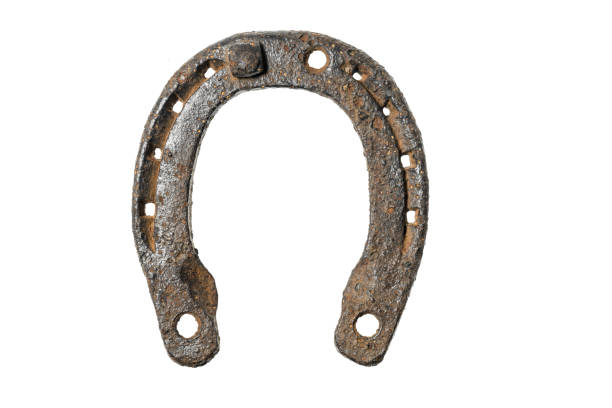 白い背景で隔離の古い錆びた蹄鉄 - horseshoe good luck charm cut out luck ストックフォトと画像