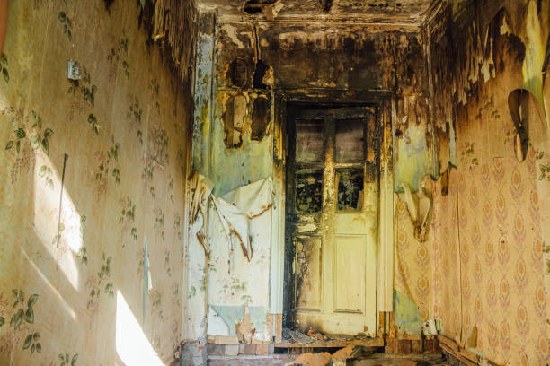 istock Partially burnt apartment house interior after extinguish 916582740