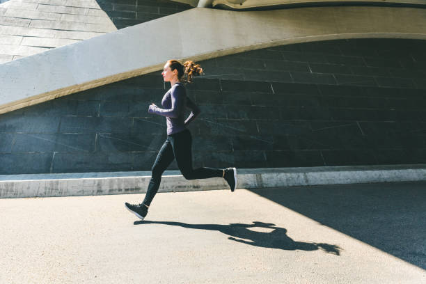 조깅 하는 여자 또는 그림자와 함께 실행 중인, 측면 보기 - running jogging urban scene city life 뉴스 사진 이미지