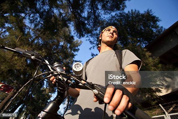 Photo libre de droit de Cycliste banque d'images et plus d'images libres de droit de Activités de week-end - Activités de week-end, Faire du vélo, Horizontal