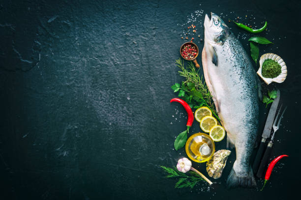 świeża ryba łososiowa z przyprawami na czarnym kamieniu - chinook salmon zdjęcia i obrazy z banku zdjęć