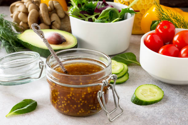 superalimentos y vinagreta de aderezo de ensalada de la casa con mostaza, miel, vinagre balsámico y aceite de oliva sobre una piedra o pizarra fondo. - condiment healthy lifestyle vinegar cooking oil fotografías e imágenes de stock