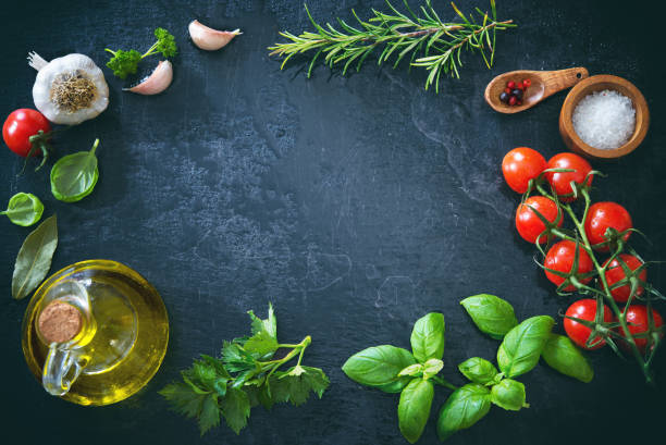 azeite, tomate, alho, salsa, manjericão, especiarias em fundo escuro com gotas de água - italian salad - fotografias e filmes do acervo