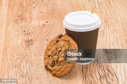istock Take out coffee and a cookie biscuit 916599396