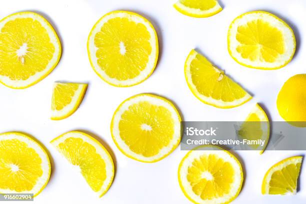 Foto de Padrão De Fundo De Limões Fatiados Isolado e mais fotos de stock de Limão amarelo - Limão amarelo, Fatia, Figura para recortar