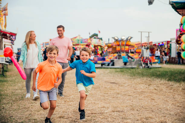 istock Family at the Fairground 916606112