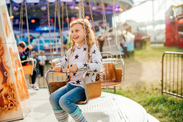 она наслаждается качели на ярмарке - carnival amusement park swing traditional festival стоковые фото и изображения