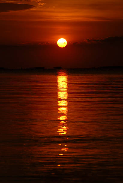 日没で湖のビ�クトリア - lake victoria ストックフォトと画像