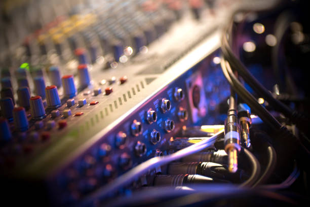 mixer da studio per la registrazione audio mobile - human finger sound mixer music producer foto e immagini stock