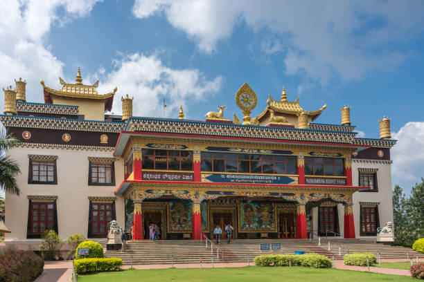 fachada 0f vihara de mosteiro namdroling budista, coorg índia. - golden temple - fotografias e filmes do acervo