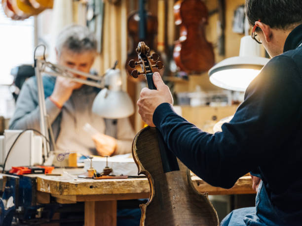 liutaio per violino antico - workshop old fashioned old instrument maker foto e immagini stock