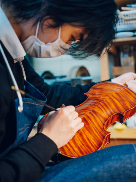 liutaio per violino antico - workshop old fashioned old instrument maker foto e immagini stock