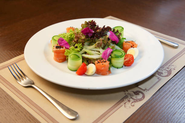 istock Fresh salad with chicken, tomatoes and mixed greens 916637154