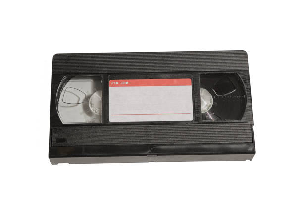 vue de vieille cassette cassette vidéo isolé sur fond blanc avec un tracé de détourage - vcr dvd video video cassette tape photos et images de collection
