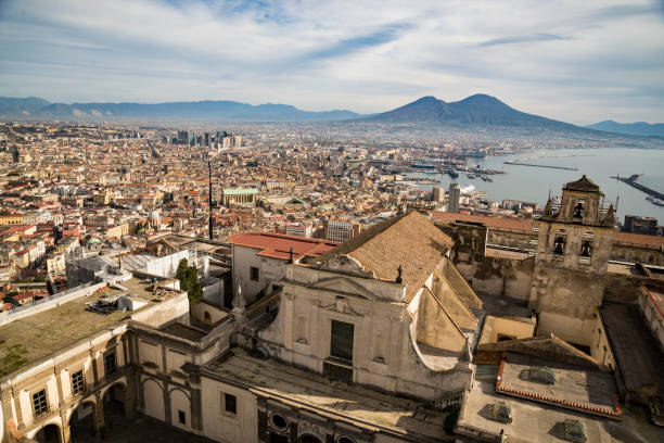 vista de nápoles de castillo sant elmo - elmo fotografías e imágenes de stock