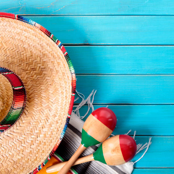 istock Mexico hat cinco de mayo wood background 916684072
