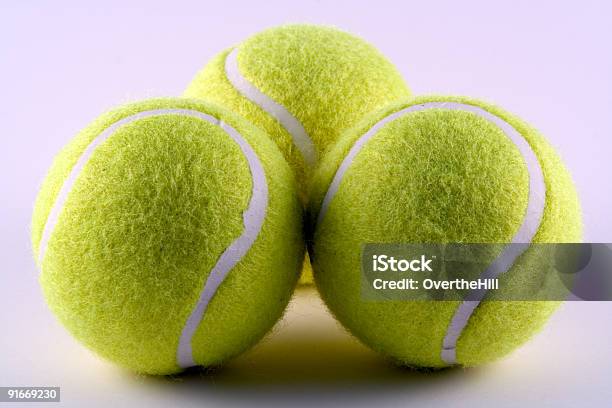 Photo libre de droit de Balles De Tennis banque d'images et plus d'images libres de droit de Arbitre - Officiel sportif - Arbitre - Officiel sportif, Balle de tennis, Balle ou ballon
