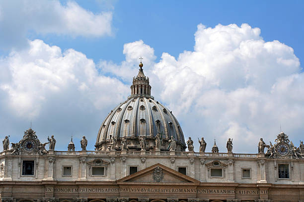 базилика святого петра в риме, италия - vatican dome michelangelo europe стоковые фото и изображения