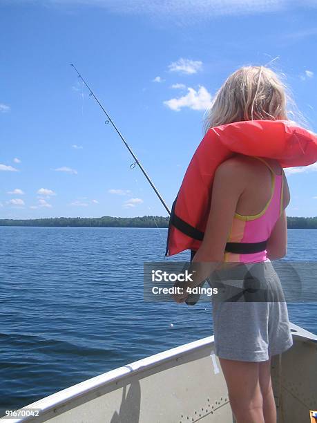 Chica De La Chaqueta De Pesca Foto de stock y más banco de imágenes de Actividad - Actividad, Agua, Aire libre