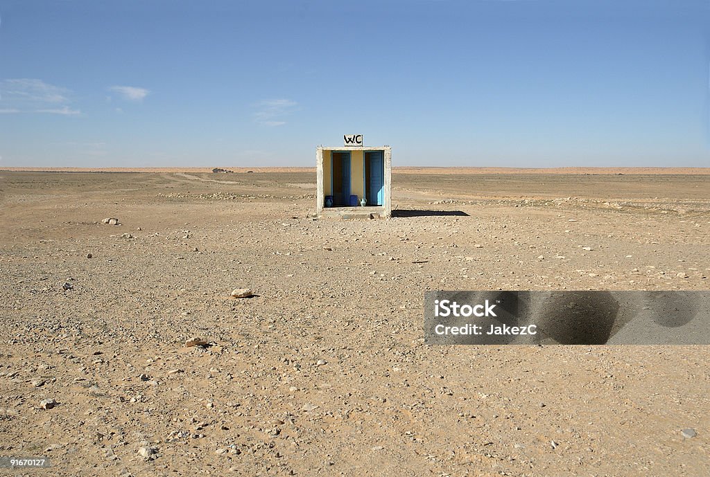 Do lado de fora do banheiro no deserto - Foto de stock de Banheiro Público royalty-free