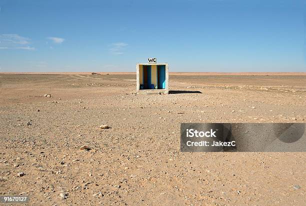 Foto de Do Lado De Fora Do Banheiro No Deserto e mais fotos de stock de Banheiro Público - Banheiro Público, Banheiro - Instalação doméstica, Banheiro doméstico