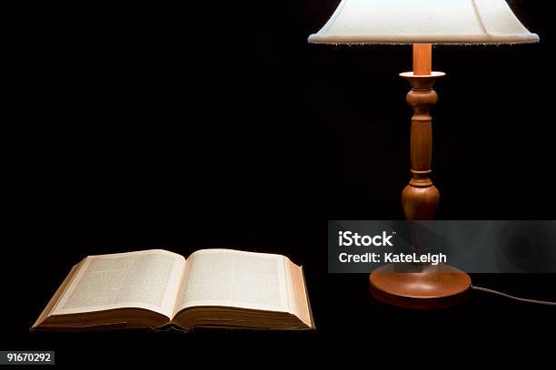 Leitura Em Luz - Fotografias de stock e mais imagens de Figura para recortar - Figura para recortar, Fotografia - Imagem, Horizontal