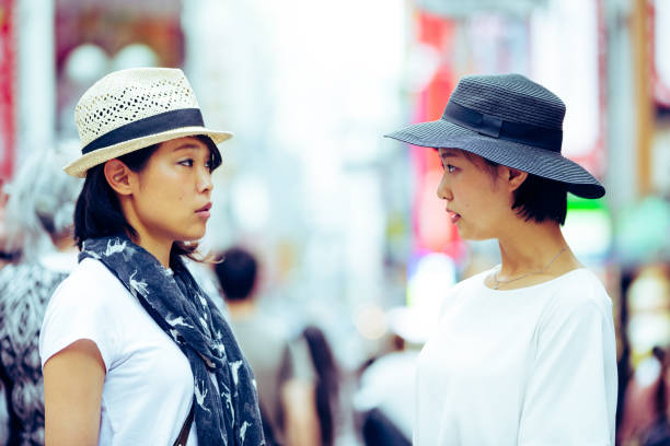 istock Having a conversation at Shibuya with a friend 916705122