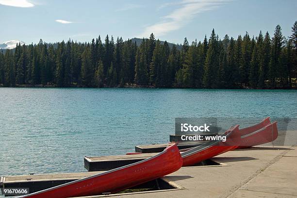 Rojo Canoas En El Lago De Montaña Foto de stock y más banco de imágenes de Actividades recreativas - Actividades recreativas, Aire libre, Alberta