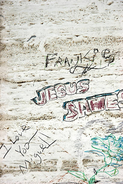 jezus zapisuje - graffiti believe wall single word zdjęcia i obrazy z banku zdjęć