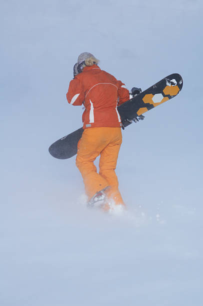 スノーボードの女の子は雪と風 - powder snow skiing agility jumping ストックフォトと画像