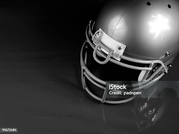 Casco Da Football Americanocorner B W - Fotografie stock e altre immagini di Acquaforte - Acquaforte, Afferrare, Ambientazione esterna