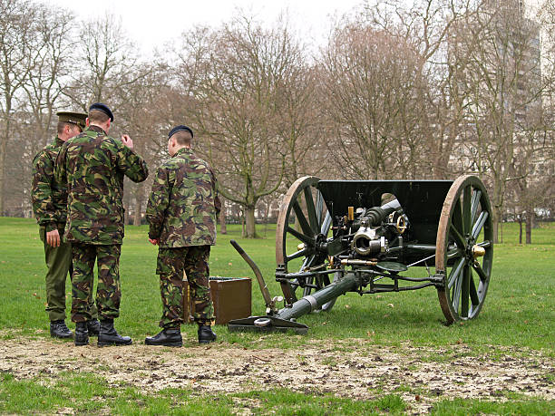 soldados por un viejo pistola de guerra - london england park london hyde street fotografías e imágenes de stock
