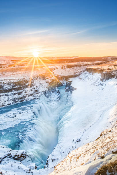 amanecer de invierno por encima de la cascada de gullfoss - gullfoss falls fotografías e imágenes de stock