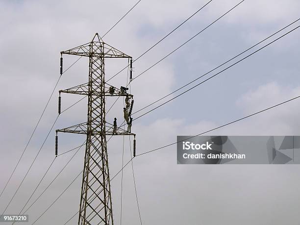 Mężczyźni W Pracy - zdjęcia stockowe i więcej obrazów Elektryczność - Elektryczność, Klasa robotnicza, Dorosły
