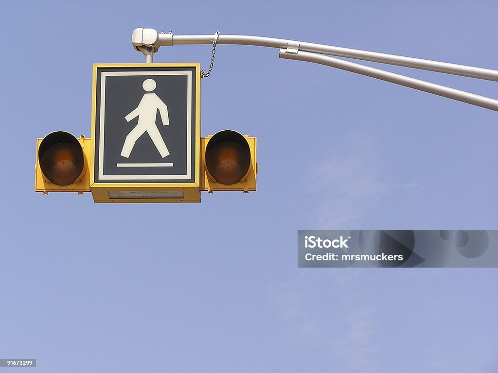 Señal de peatón paso peatonal con luces - Foto de stock de Color - Tipo de imagen libre de derechos