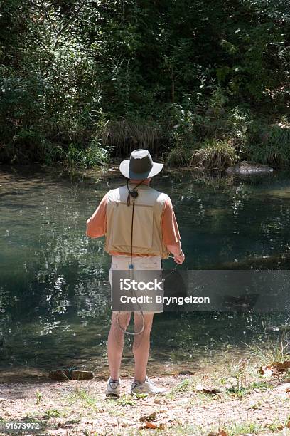 Photo libre de droit de Pêche À La Truite Sur Le Fleuve banque d'images et plus d'images libres de droit de Activité de loisirs - Activité de loisirs, Adulte, Arbre