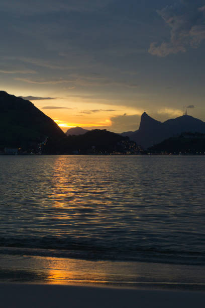 zmierzch na plaży - brazil silhouette sunset guanabara bay zdjęcia i obrazy z banku zdjęć