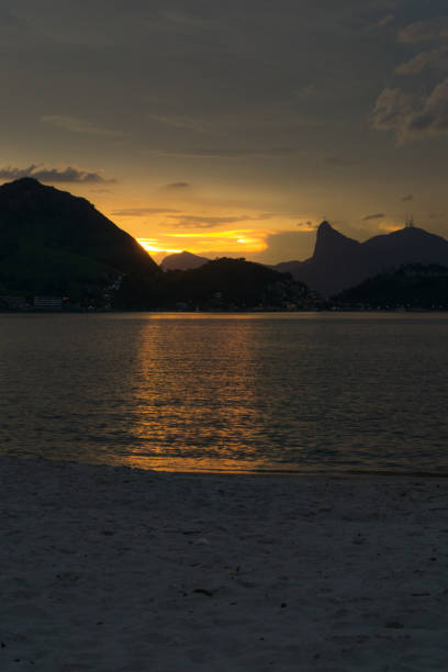 zmierzch na plaży - brazil silhouette sunset guanabara bay zdjęcia i obrazy z banku zdjęć