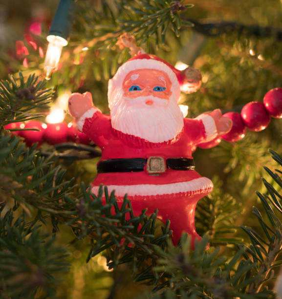 istock Vintage Santa Christmas Ornament 916746398